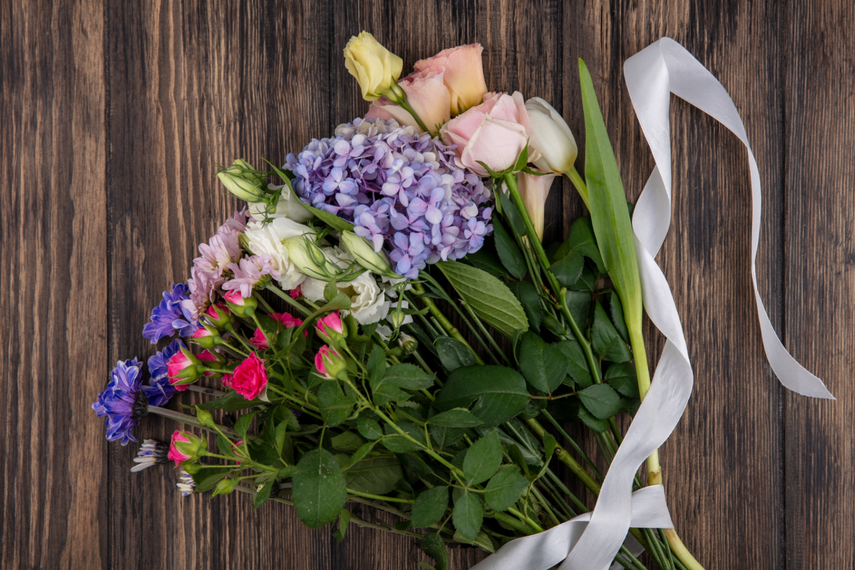 Bouquet de fleurs de deuil avec ruban blanc